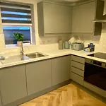 Superb City Centre Apartment In Riverside Complex شقة *