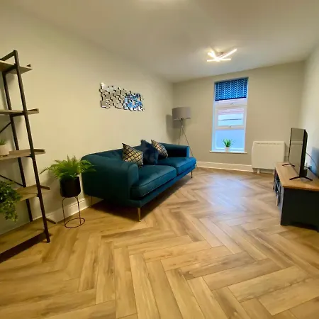 Superb City Centre Apartment In Riverside Complex Apartamento